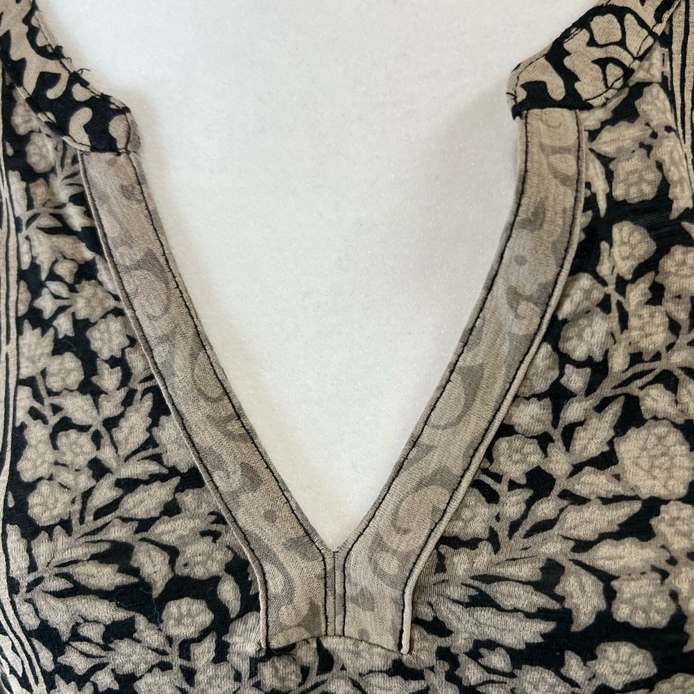 Lucky Brand tan/taupe and black abstract floral boho top size 1X - Picture 3 of 16
